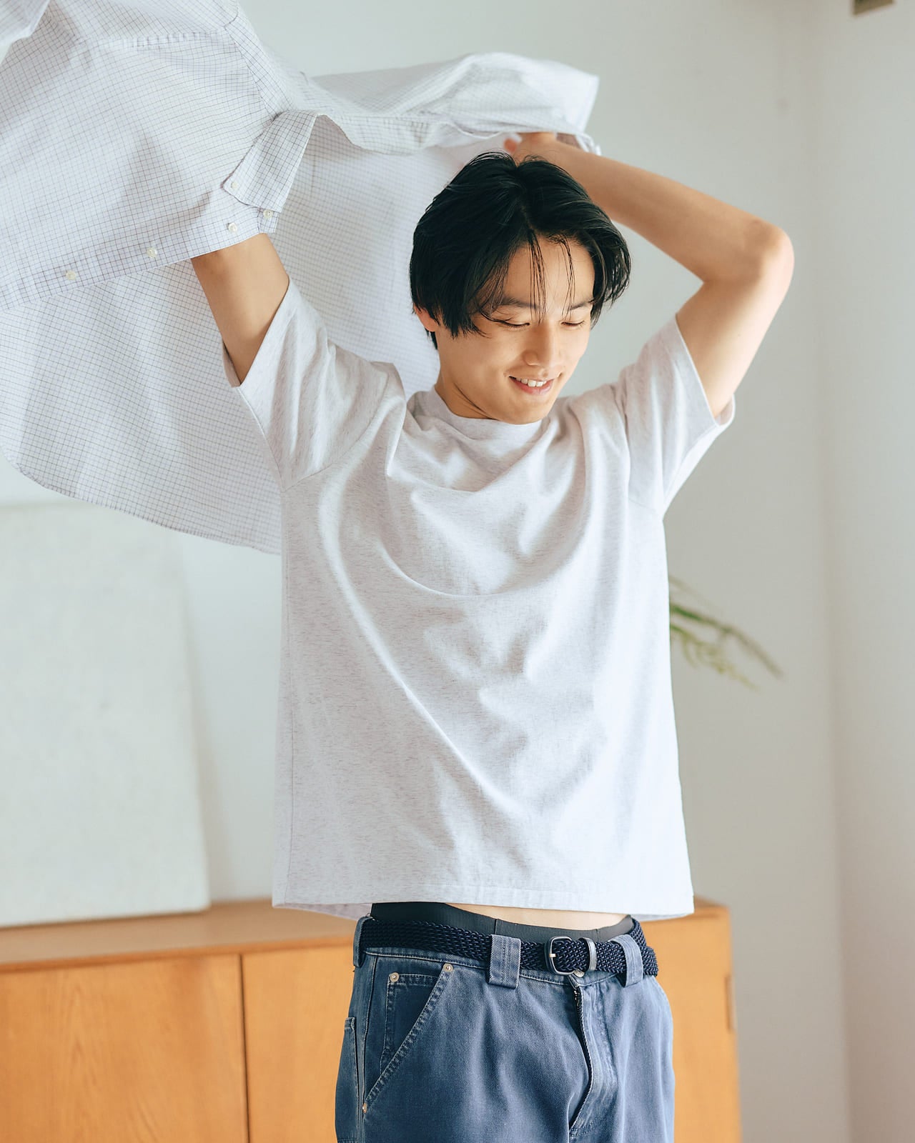 スキンケアを終えて、白いシャツに着替える中川大輔