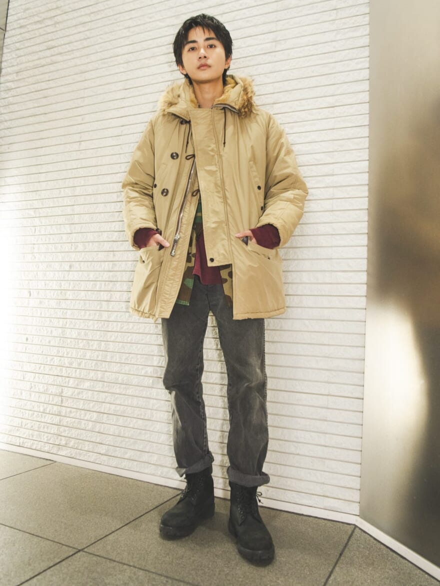 [髙橋 大翔] 「ティンバーランド」の防水黒ブーツと「ラングラー」の黒デニムでミリタリーコーデを引きしめる。【メンズノンノモデルの私服スナップ】