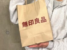 「無印良品週間」で服好きがガチで買ってよかった名品２選！ １枚でオシャレに決まるニットと花粉症対策にもなる(!?)サングラスを本音レビュー！