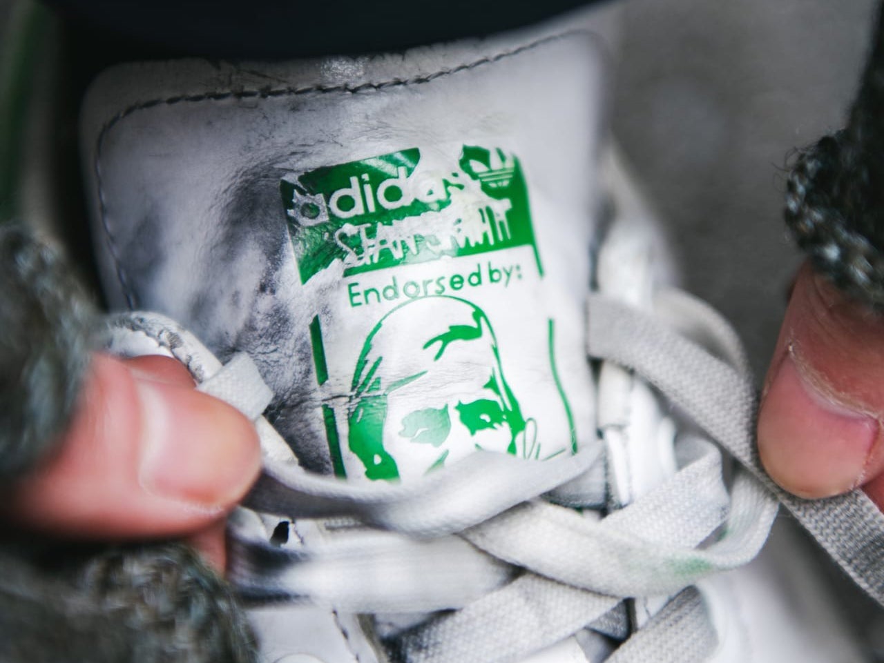 スタンスミス、ガゼル…オシャレな人が買ってよかった「アディダス」の大人カラーなクラシックスニーカーと正解着こなし４選！