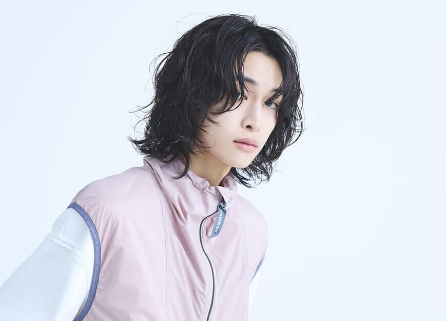 しなやかな動きのニュアンスパーマは、直毛×ミディアムだからこそ堪能できる【東京最旬ヘアカタログ】