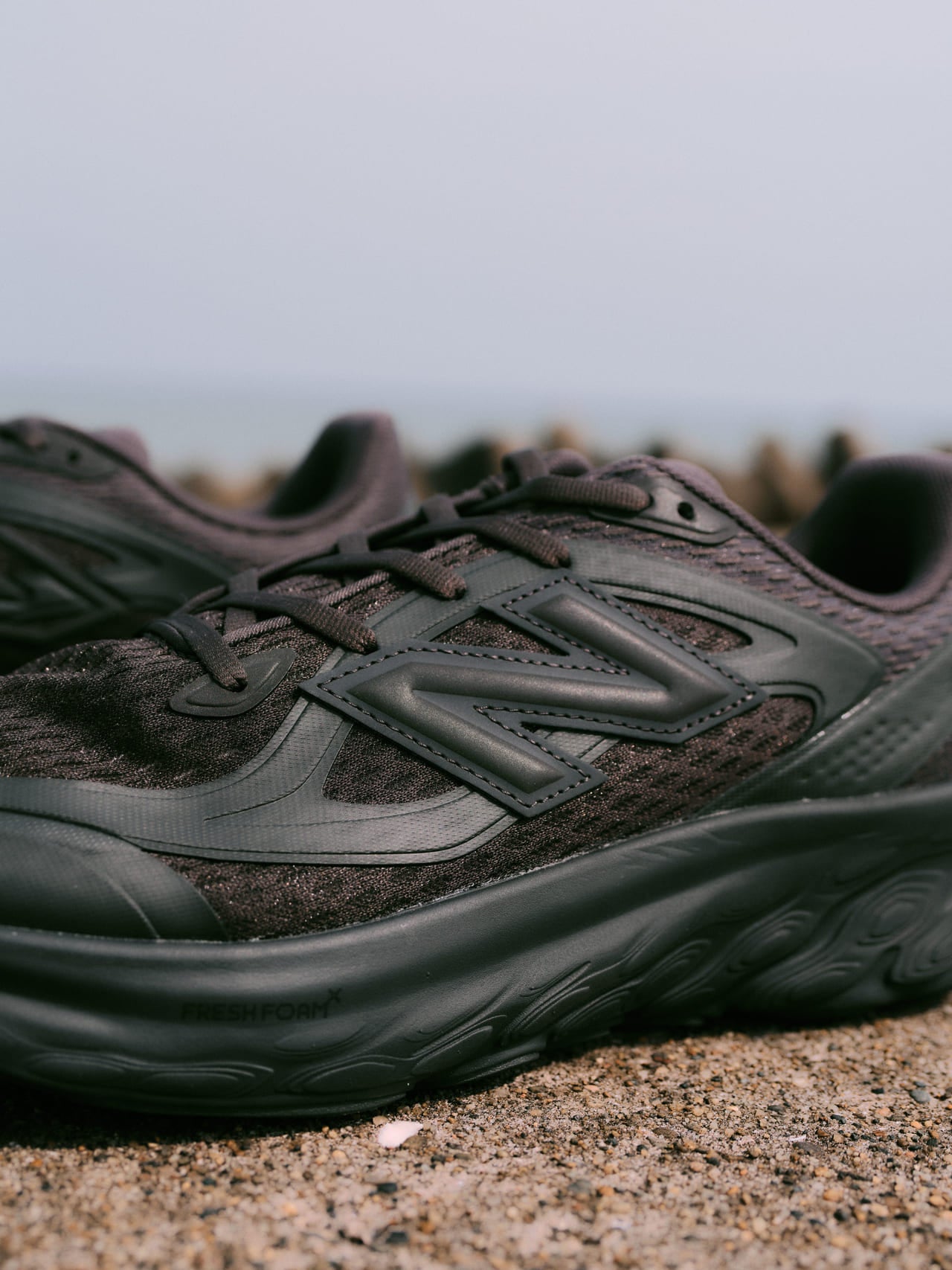 New Balanceの黒スニーカー「Fresh Foam Trainer」のNロゴ