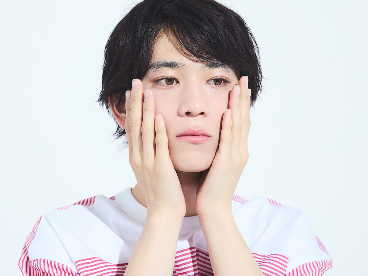 手になじませた日焼け止めを顔全体に塗布