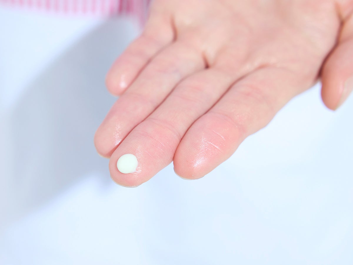 パール一つ部分を指先へ取り出す