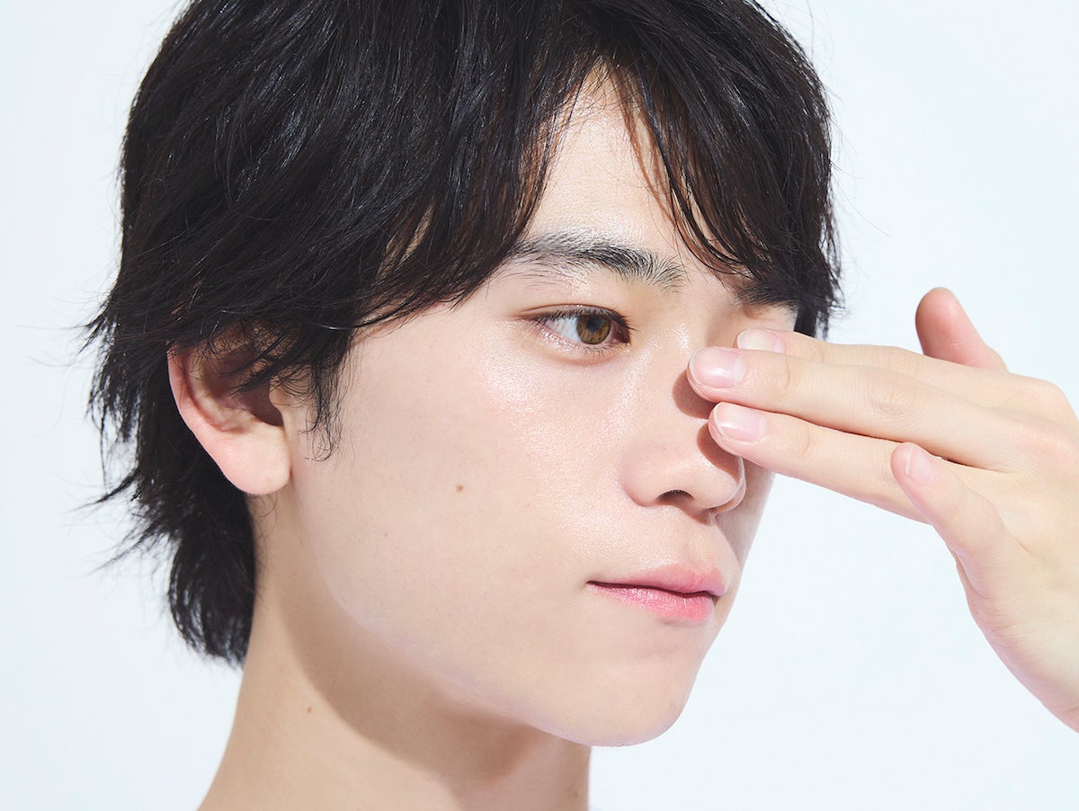 顔の高い部分へ日焼け止めを塗布する