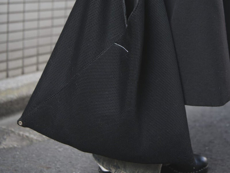 [Gallery]オシャレな人は春も「黒バッグ」を相棒に。コム デ ギャルソン、MM6コラボ…買ってよかった愛用品６選を正解着こなしつきで。