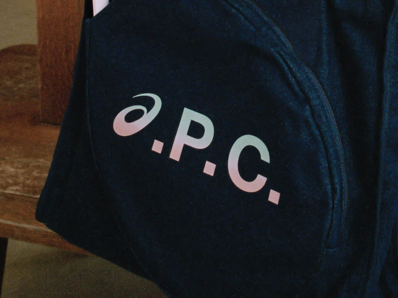 アシックス」と「A.P.C.(アーペーセー)」のコラボが実現！ 初の
