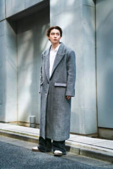 [豊田 裕大] 「アディダス」のサンバと「アクネ ストゥディオズ」のデニムにボリューミーなアウターを合わせて【メンズノンノモデルの私服スナップ】