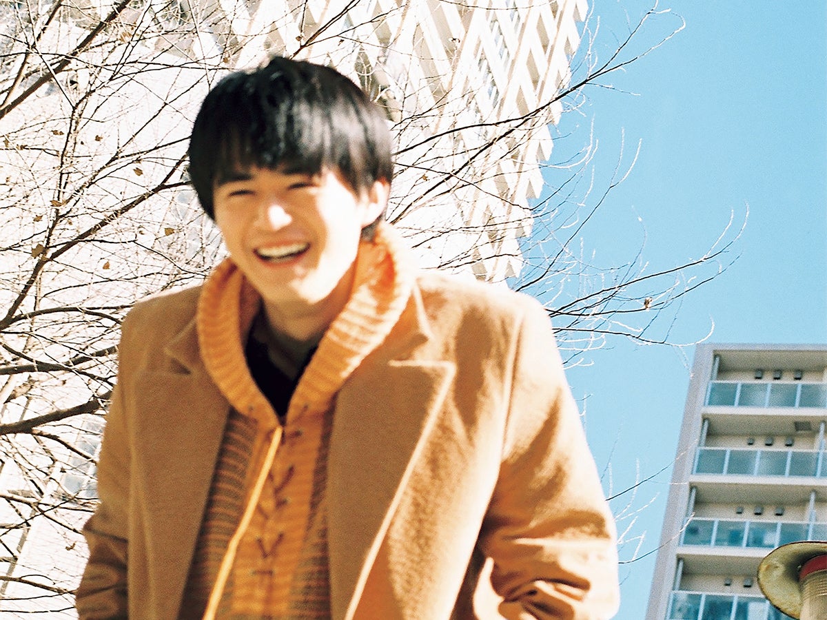 写真家・小林真梨子が撮る、鈴鹿央士。朝日を浴びる、エモーショナルな鈴鹿を本誌未公開カットとともに