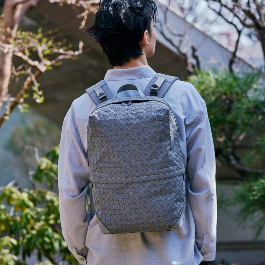 BAO BAO ISSEY MIYAKEの新作バックパック KUROシリーズ グレー