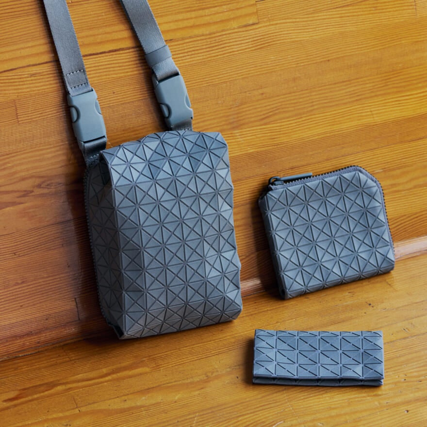 BAO BAO ISSEY MIYAKE KUROシリーズの新作ミニバッグ、財布