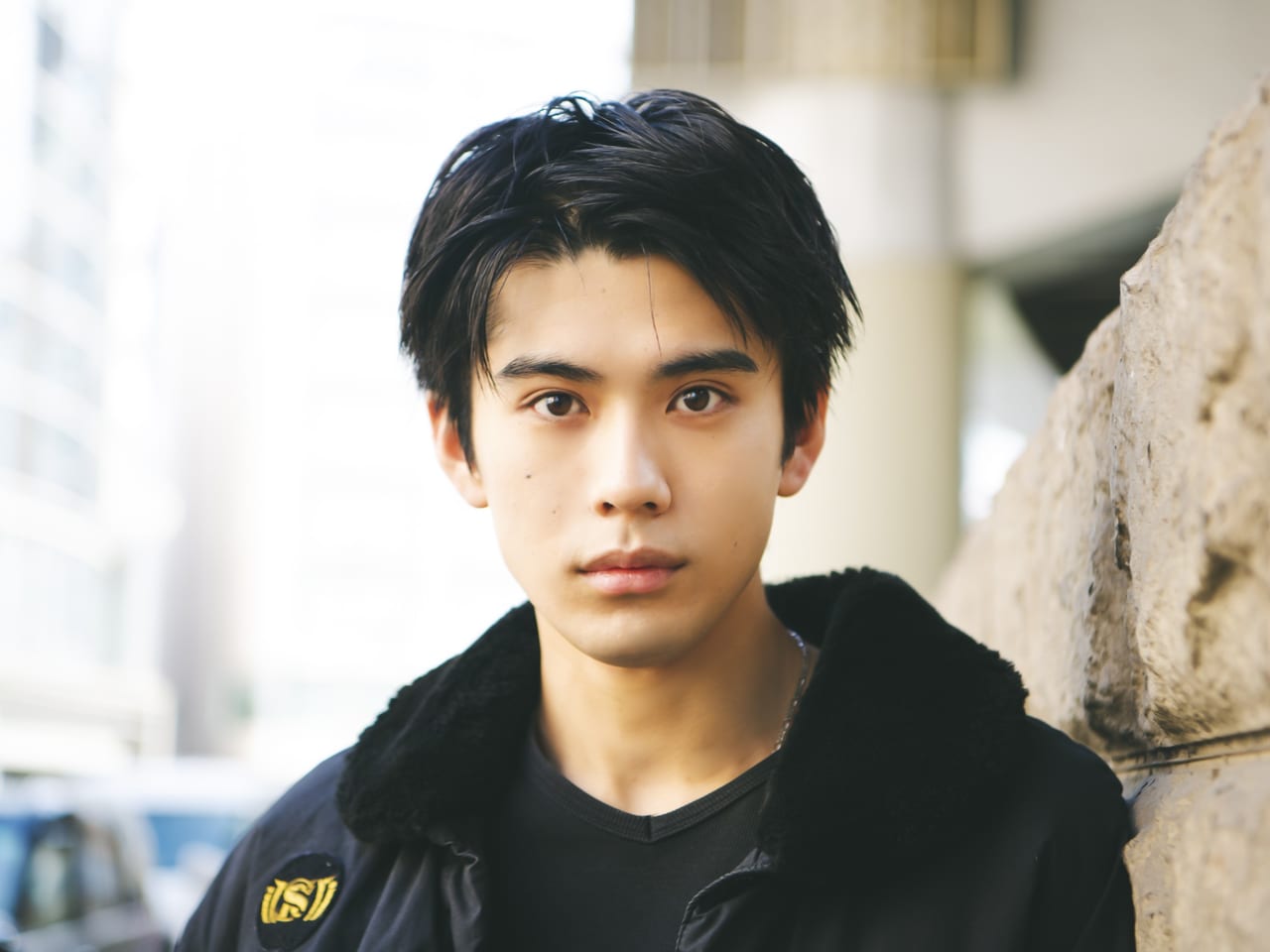 [稲井 孝太朗] 無骨な黒ミリタリージャケットとペインターパンツを革靴でシックに引き締めた古着コーデ【メンズノンノモデルの私服スナップ】