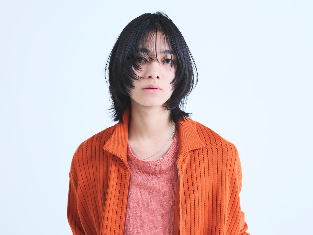 くびれ×レイヤーがポイント！　グランジ風メンズミディアムを新しい個性に【東京最旬ヘアカタログ】