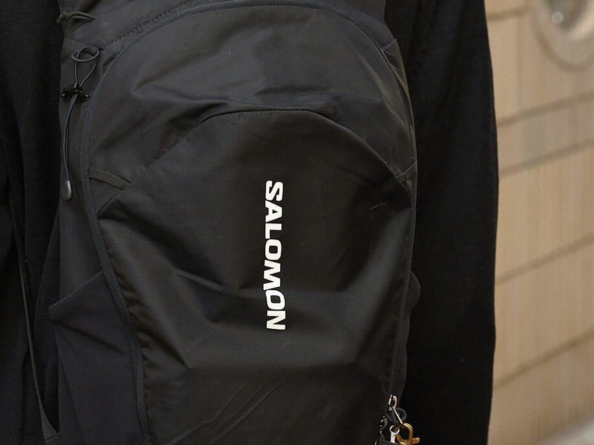 オシャレな人は春も「黒バッグ」を相棒に。コム デ ギャルソン、MM6コラボ…買ってよかった愛用品６選を正解着こなしつきで。