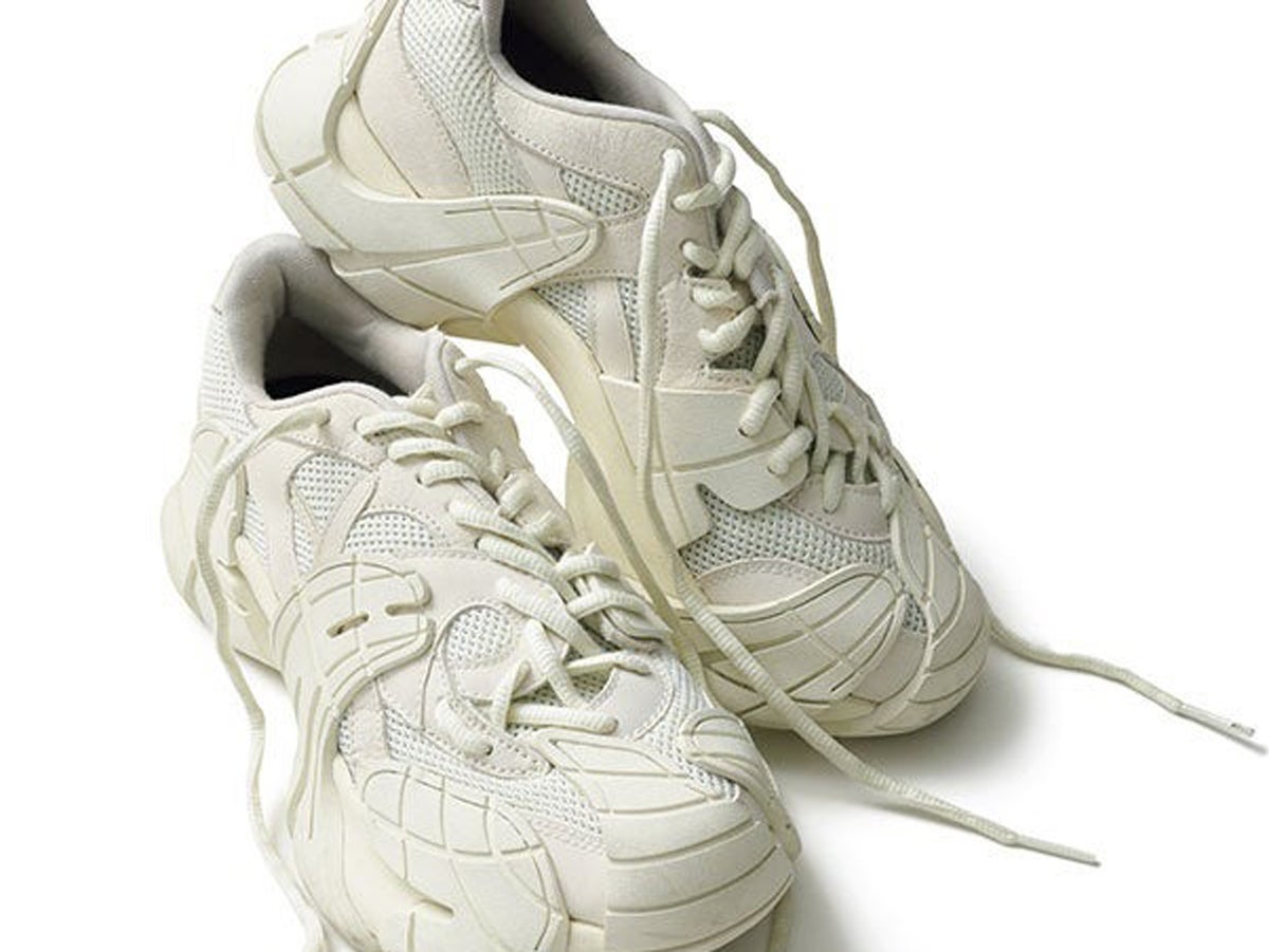 さわやかに簡単好印象。春コーデにきく「オフホワイト名品」６選！人気のボリュームスニーカーから大人ジャケットまで！