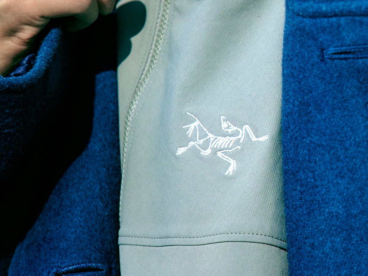 オシャレな人は「アークテリクス」が手放せない！愛用するのは黒ゴアテックスジャケット、黒スニーカー、シェルジャケット…正解着こなしつき５選！