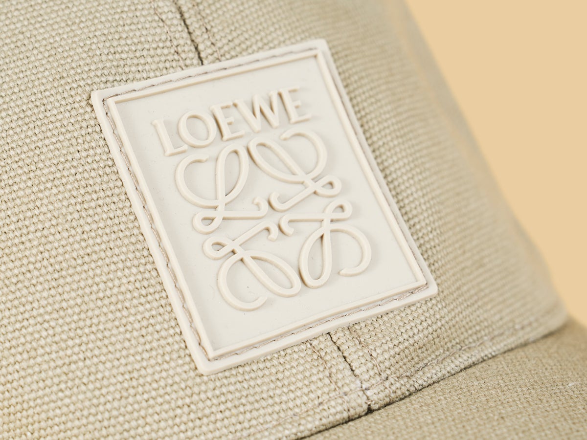 エルメス、ルイ・ヴィトン、ロエベ…春に「ハイブランド」で買うべき即戦力小物は“キャップ＆ハット”！ 着こなしを品よく格上げする４選。