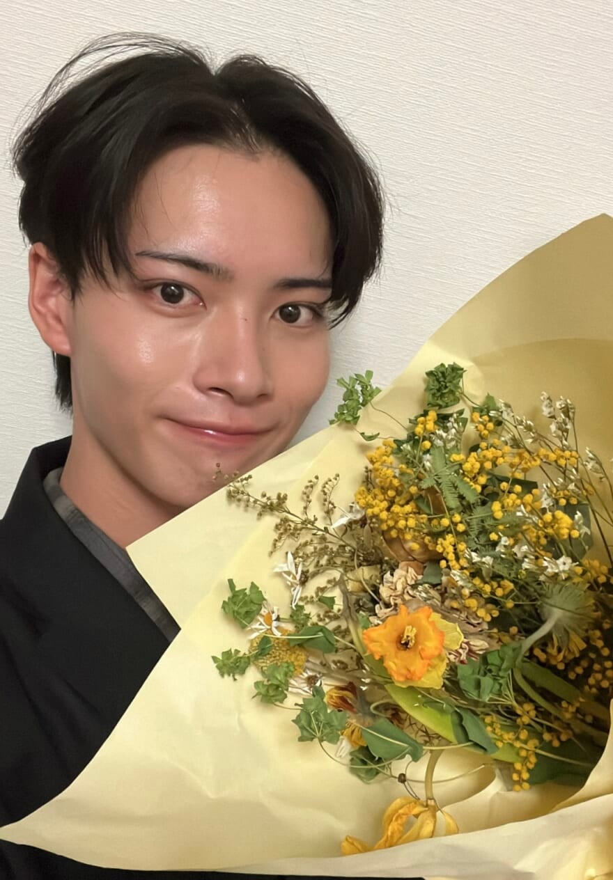 花束を持って、涙目の中塚凌空