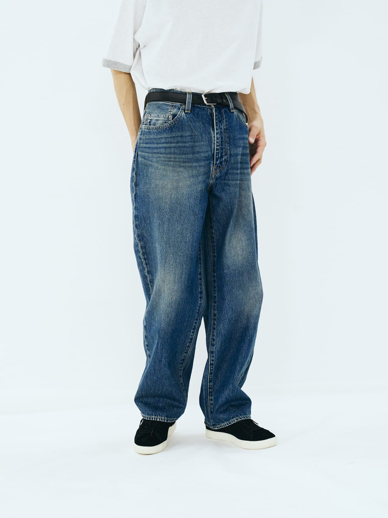 Levi’s®のジーンズ「578™ BAGGY」とスニーカーの合わせ