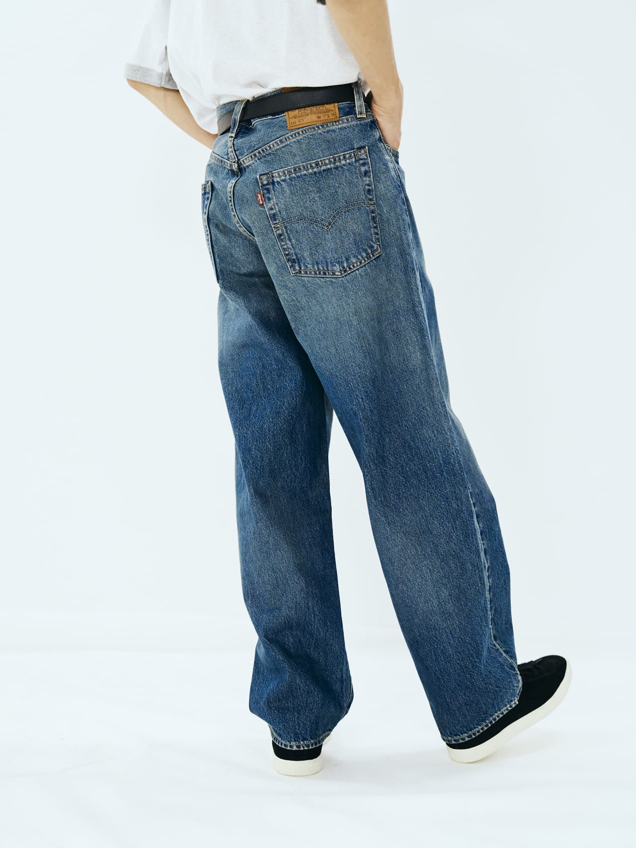 Levi’s®のジーンズ「578™ BAGGY」とスニーカーの合わせ
