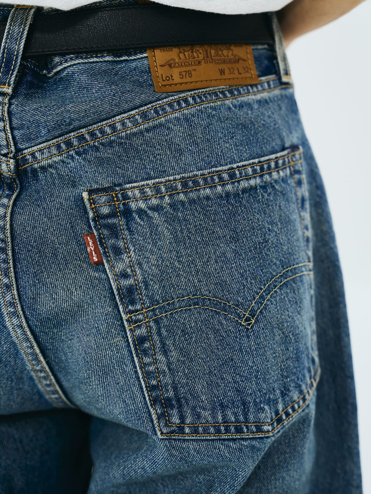 Levi’s®のジーンズ「578™ BAGGY」とスニーカーの合わせのディテール