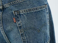「リーバイス®」のデニムをプーマの特別な黒スニーカーと合わせて大人ストリートに【服のプロは新作ジーンズをどう穿く？／Levi’s®】