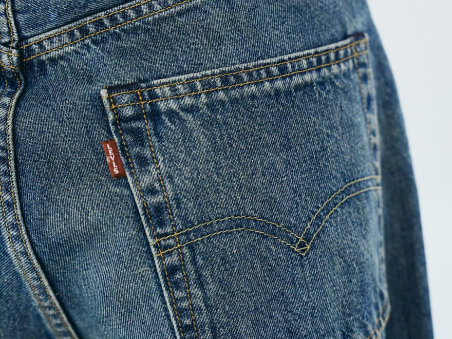 「リーバイス®」のデニムをプーマの特別な黒スニーカーと合わせて大人ストリートに【服のプロは新作ジーンズをどう穿く？／Levi’s®】