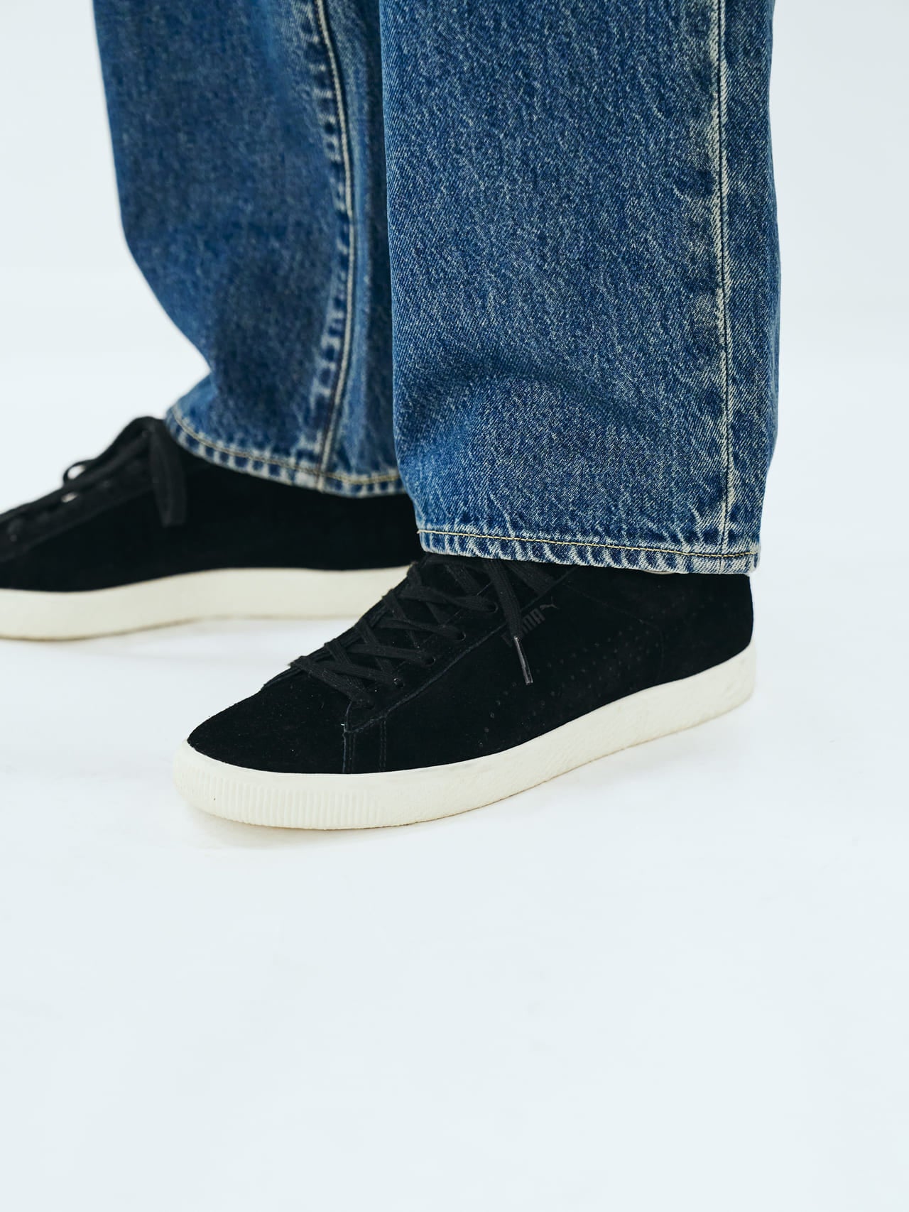 Levi’s®のジーンズ「578™ BAGGY」とスニーカーの合わせの足もと