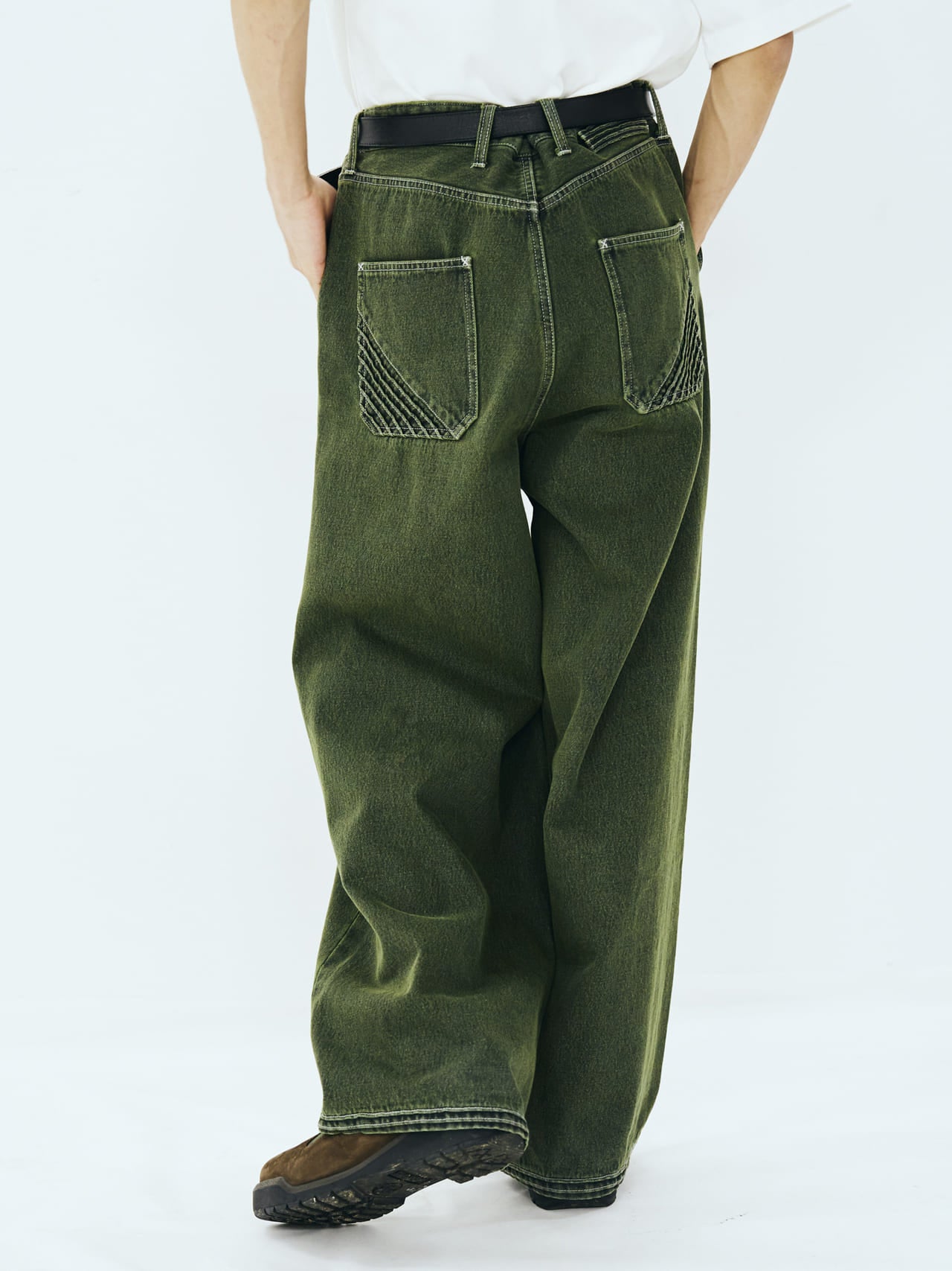 PARANOIDのジーンズ「Tatami Baggy Denim」とシューズの合わせ