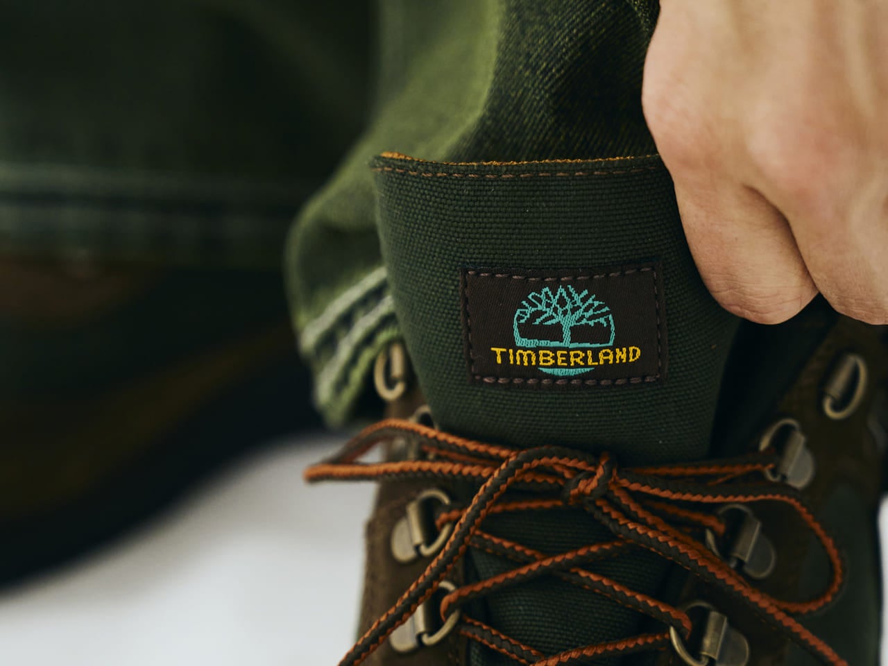 無骨なデニムは「ティンバーランド」のブーツでなじませて大人っぽく【服のプロは新作ジーンズをどう穿く？／PARANOID】