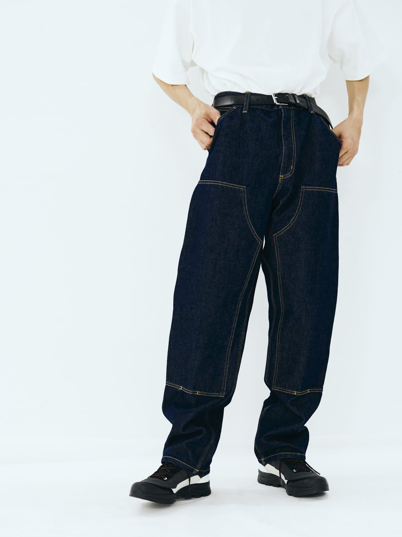 Carhartt WIPのジーンズ「DOUBLE KNEE PANT」とスニーカーの合わせ