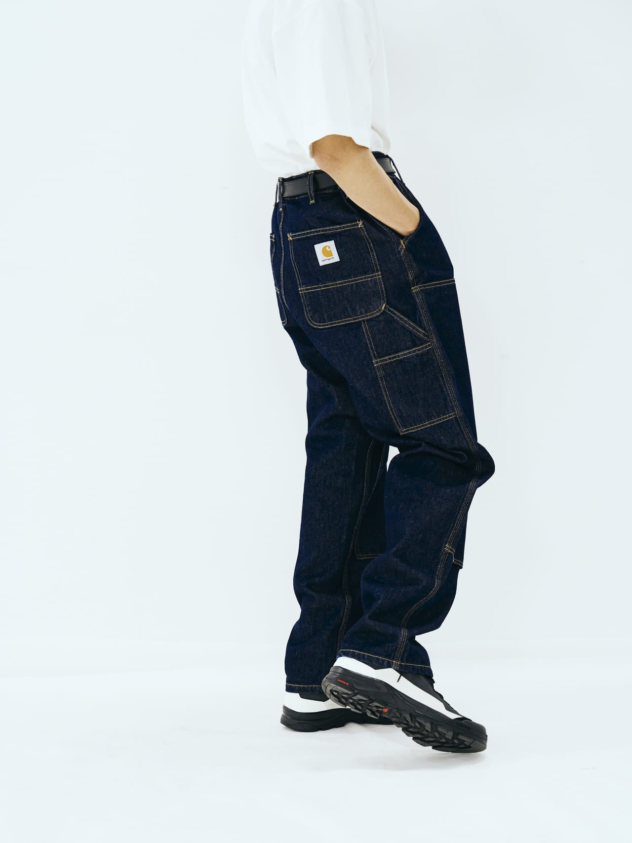 Carhartt WIPのジーンズ「DOUBLE KNEE PANT」とスニーカーの合わせ