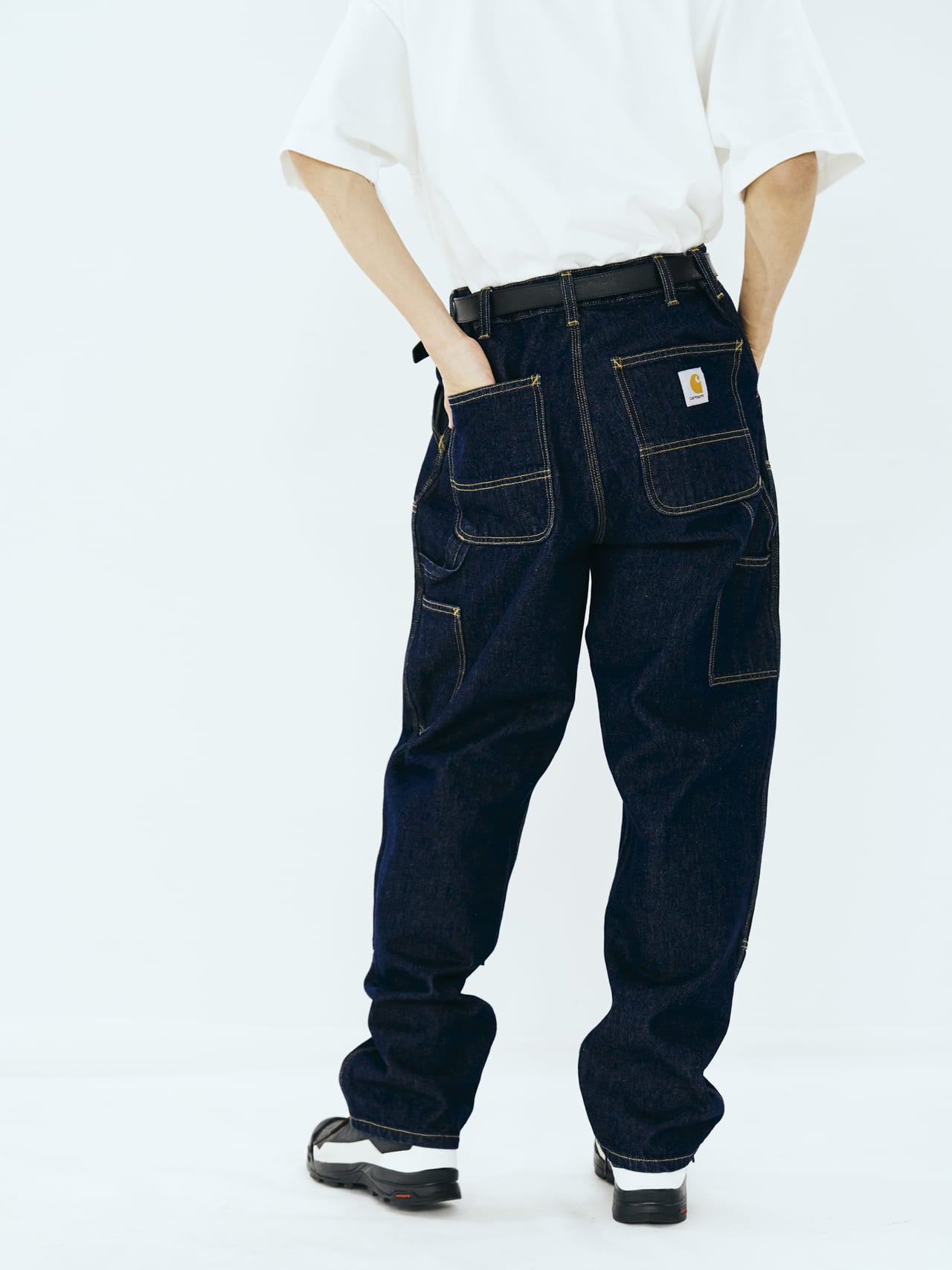 Carhartt WIPのジーンズ「DOUBLE KNEE PANT」とスニーカーの合わせ