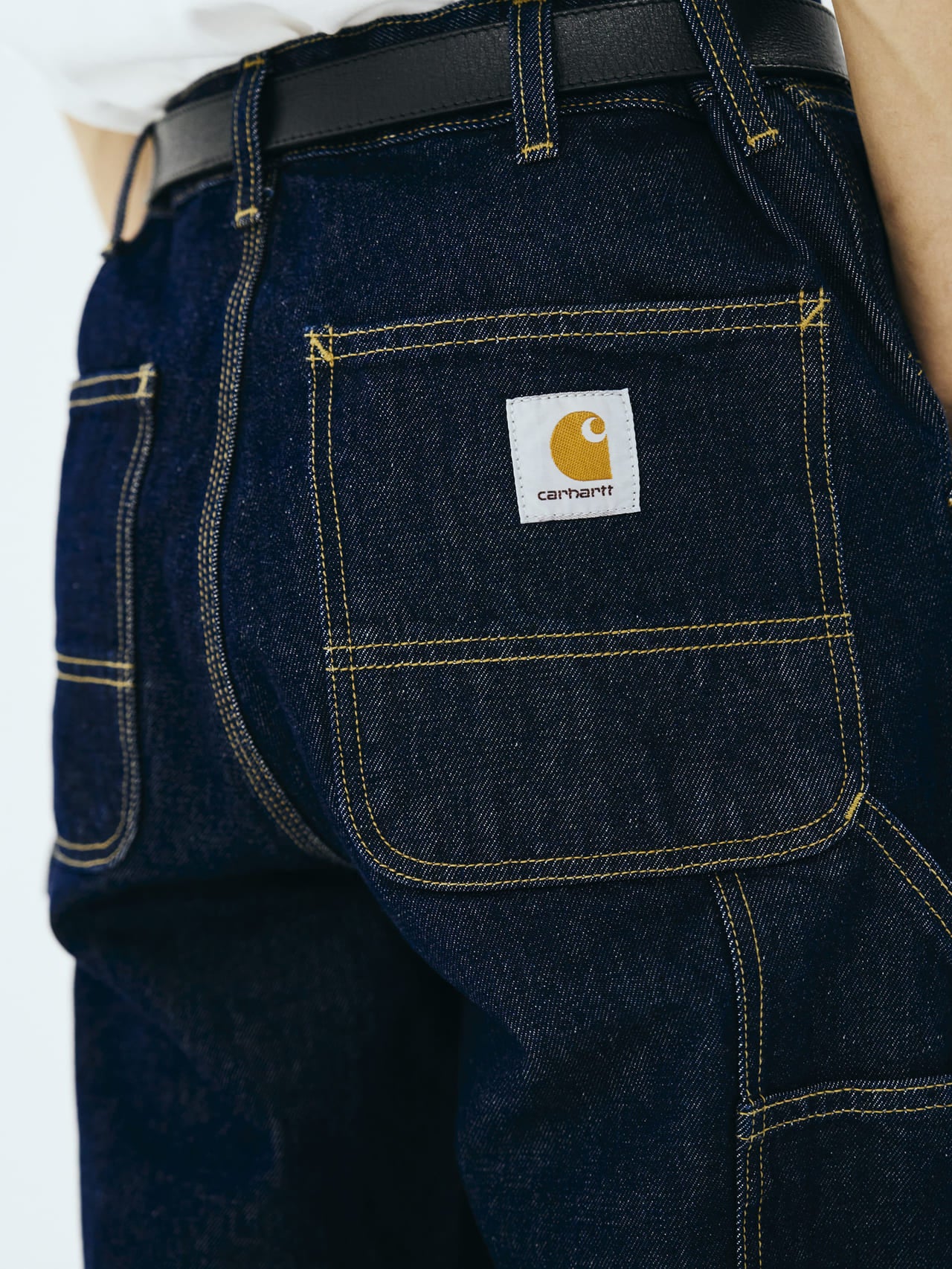 Carhartt WIPのジーンズ「DOUBLE KNEE PANT」とスニーカーの合わせのディテール