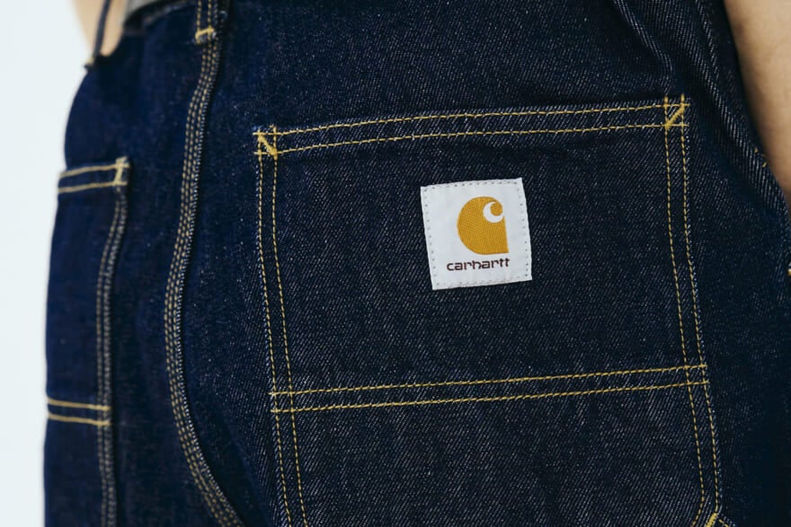 「カーハート WIP」のダブルニー デニムパンツを黒サロモンで上品に【服のプロは新作ジーンズをどう穿く？／Carhartt WIP】