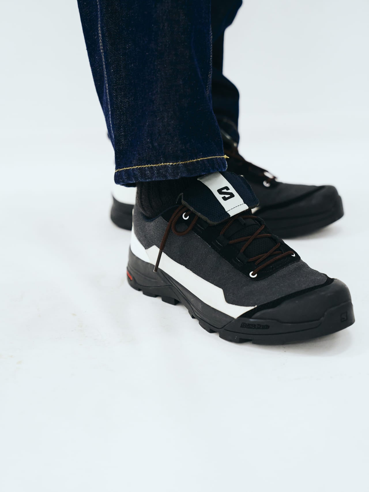 Carhartt WIPのジーンズ「DOUBLE KNEE PANT」とスニーカーの合わせの足もと