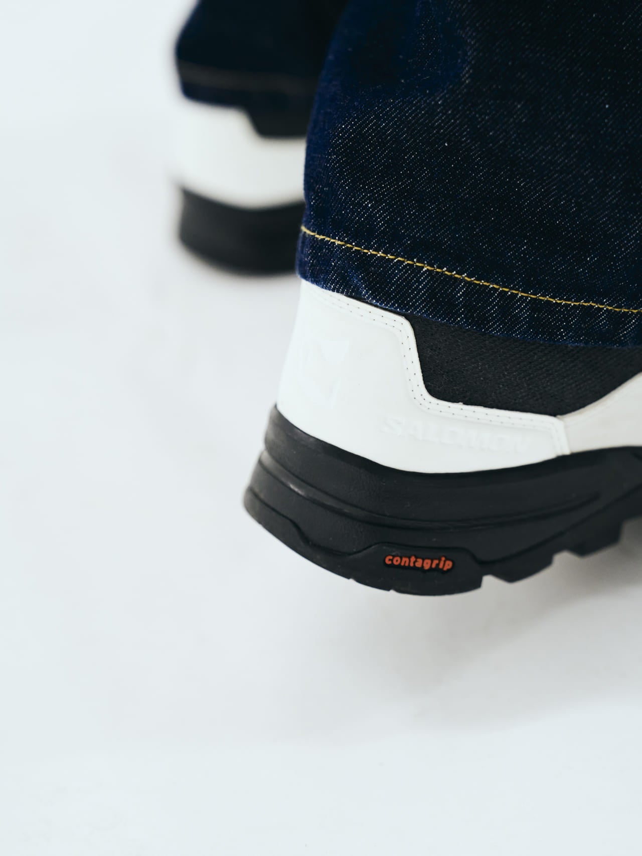 Carhartt WIPのジーンズ「DOUBLE KNEE PANT」とスニーカーの合わせの足もと
