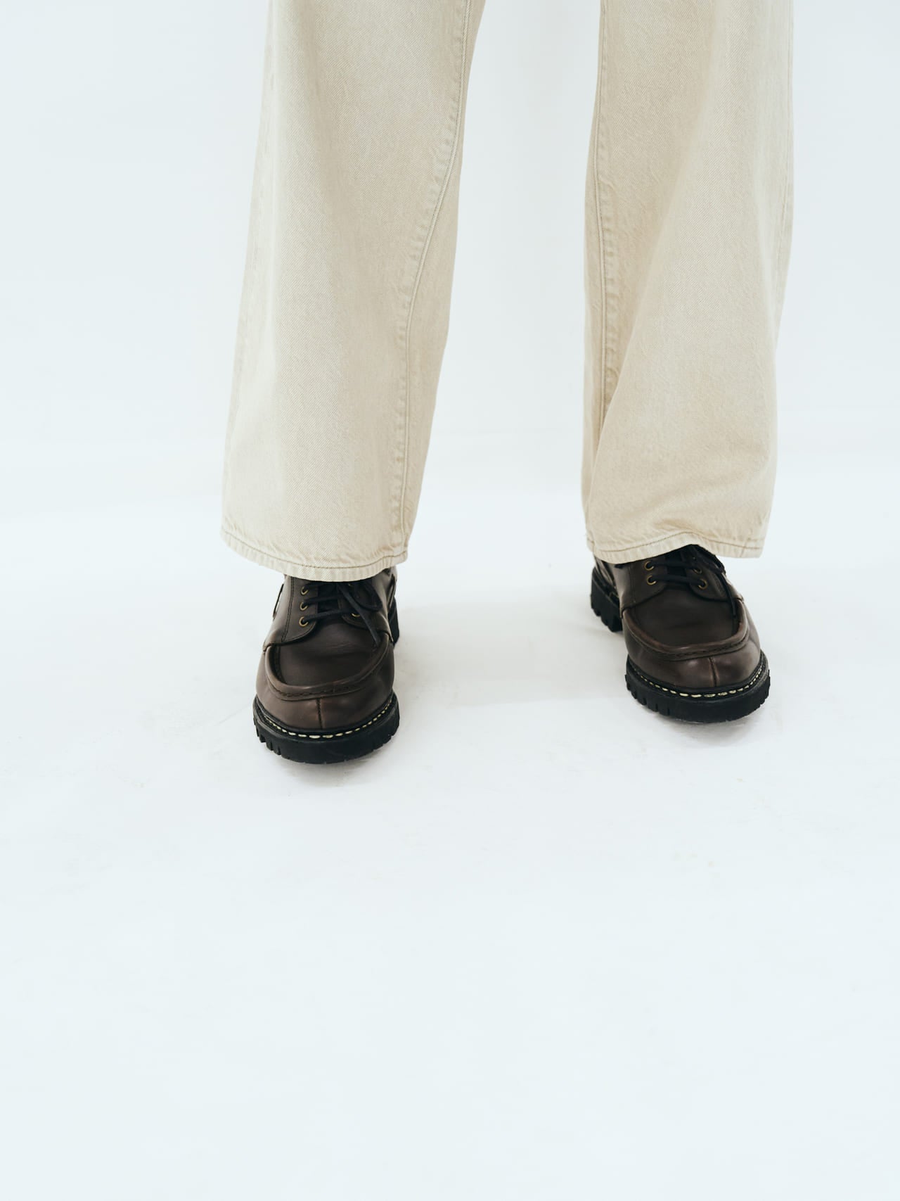 Gapのジーンズ「Ultrasoft '90s Loosefit Denim」とシューズの合わせの足もと