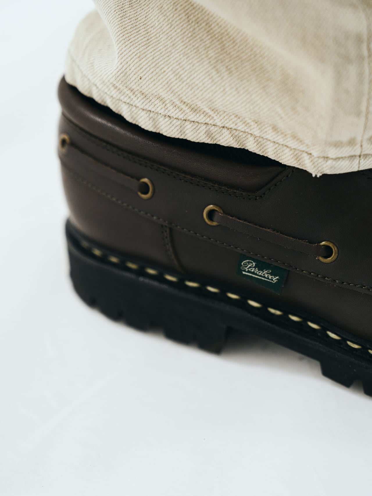 Gapのジーンズ「Ultrasoft '90s Loosefit Denim」とシューズの合わせの足もと