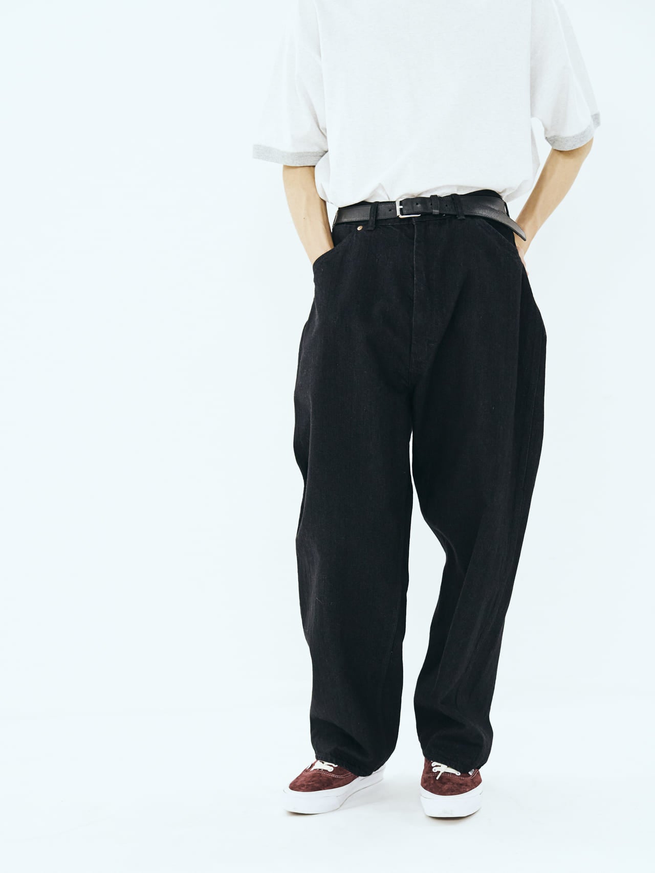 CIOTAのジーンズ「Painter Pants」とスニーカーの合わせ