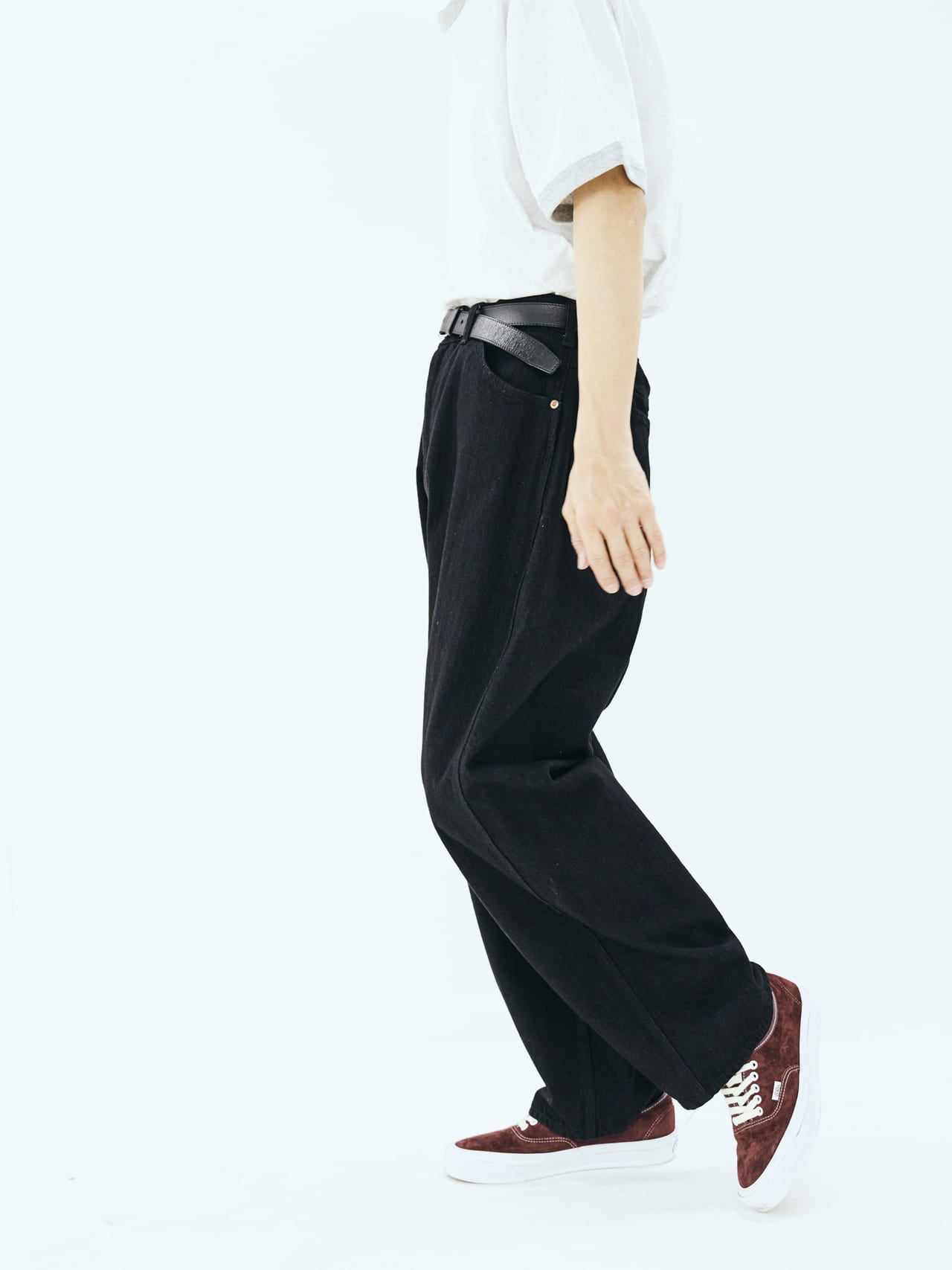 CIOTAのジーンズ「Painter Pants」とスニーカーの合わせ