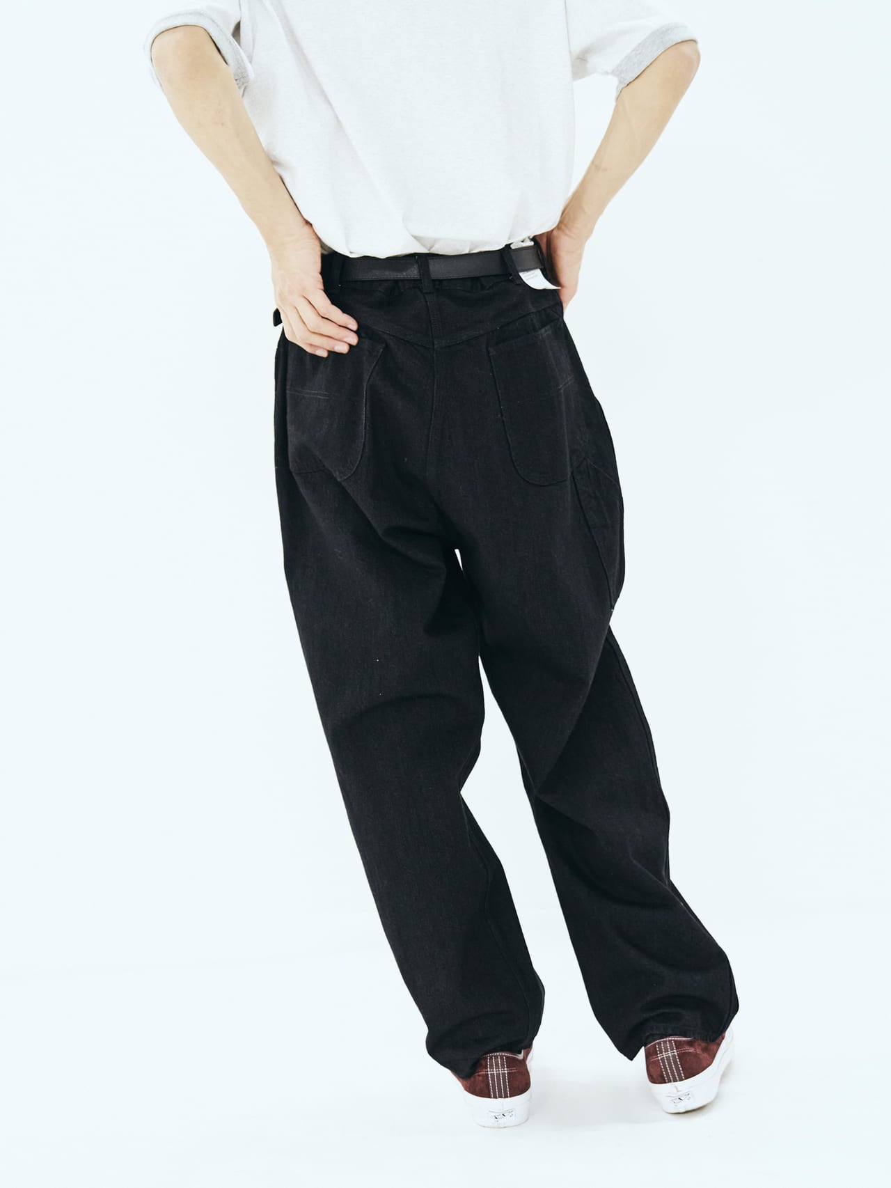 CIOTAのジーンズ「Painter Pants」とスニーカーの合わせ