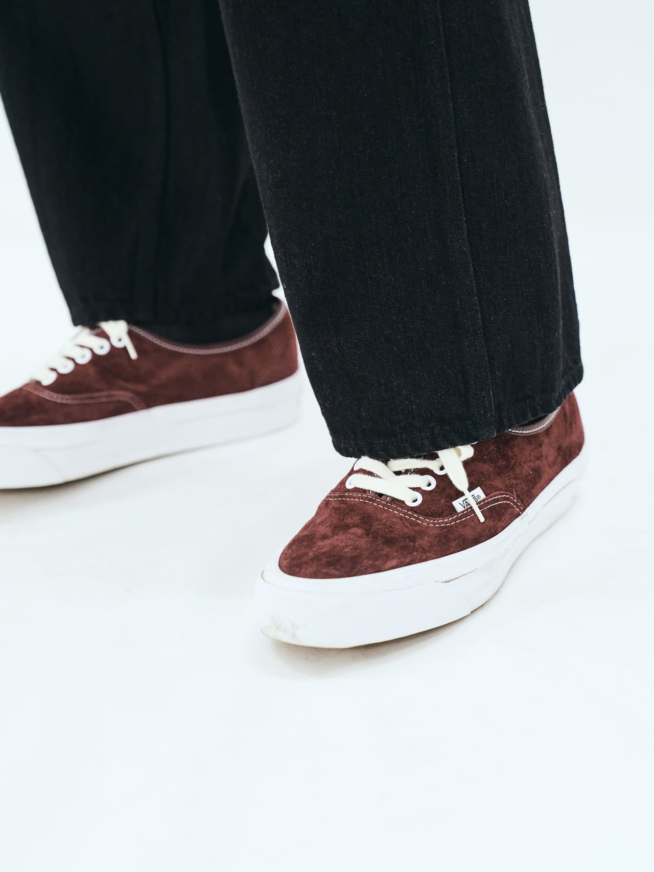 CIOTAのジーンズ「Painter Pants」とスニーカーの合わせの足もと