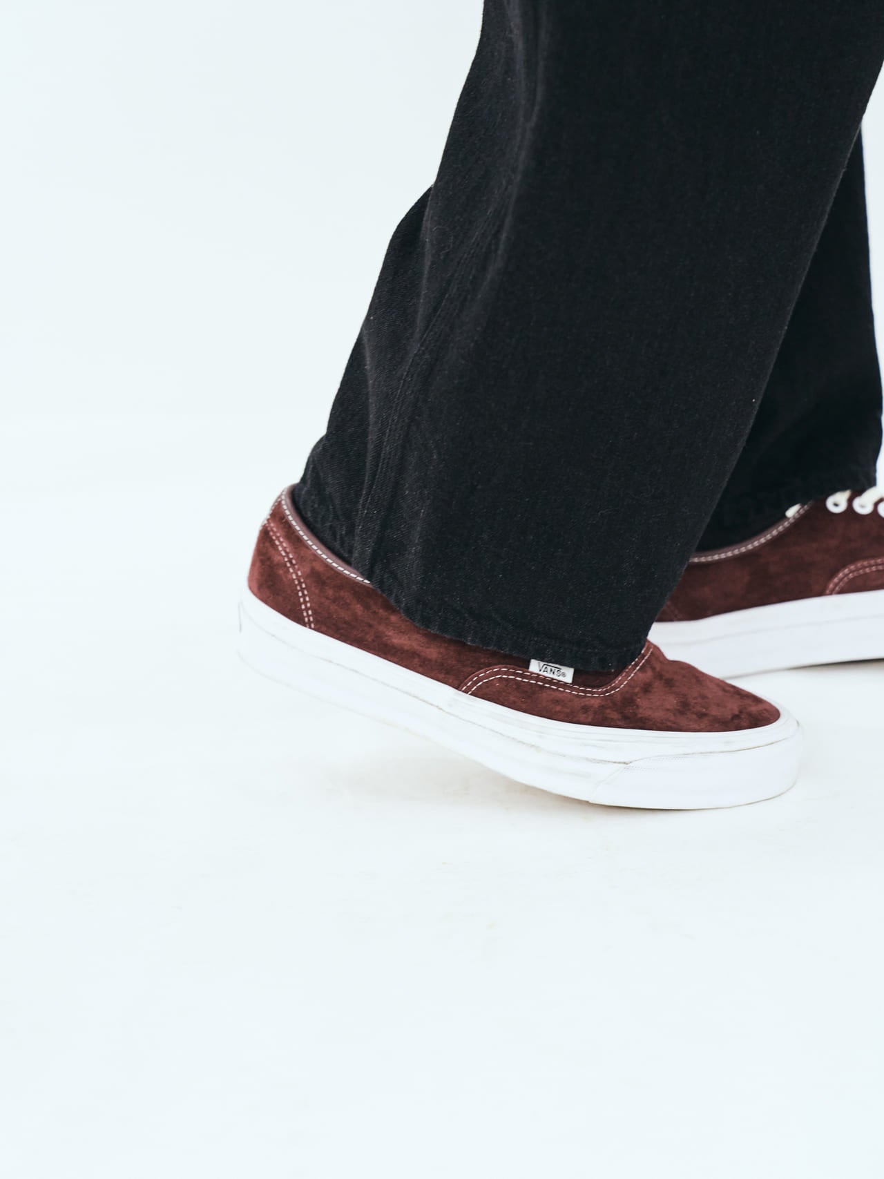 CIOTAのジーンズ「Painter Pants」とスニーカーの合わせの足もと