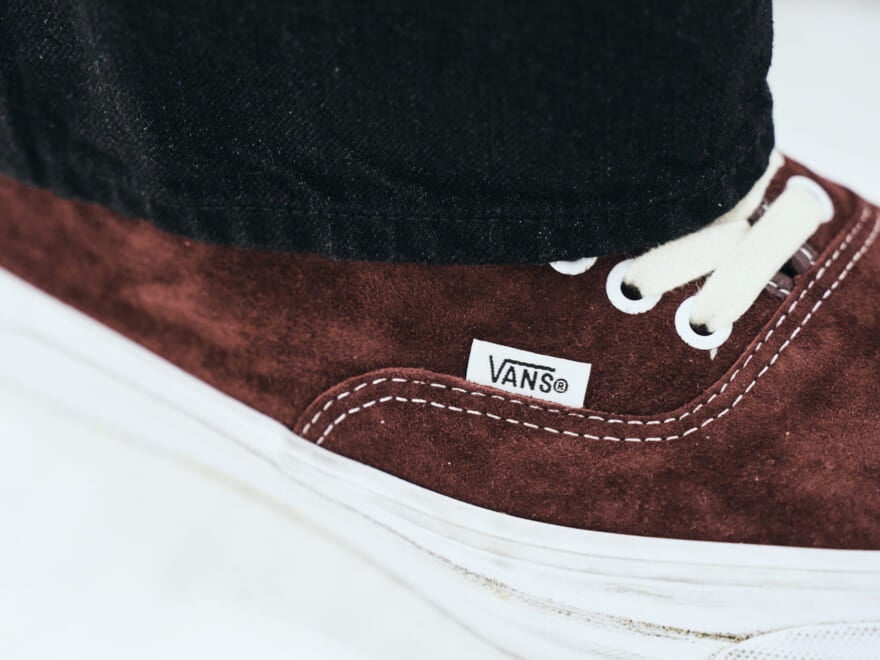 VANSの定番スニーカー「オーセンティック」の大人カラーを日本製デニムのアクセント役に【服のプロは新作ジーンズをどう穿く？／CIOTA】