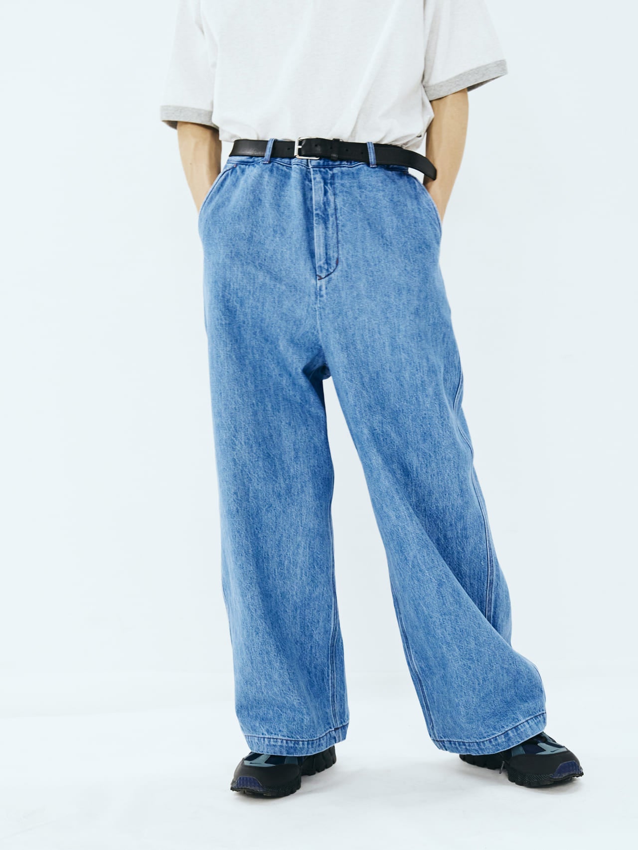 FARAHのジーンズ「Maximum Wide Straight Pants」とスニーカーの合わせ