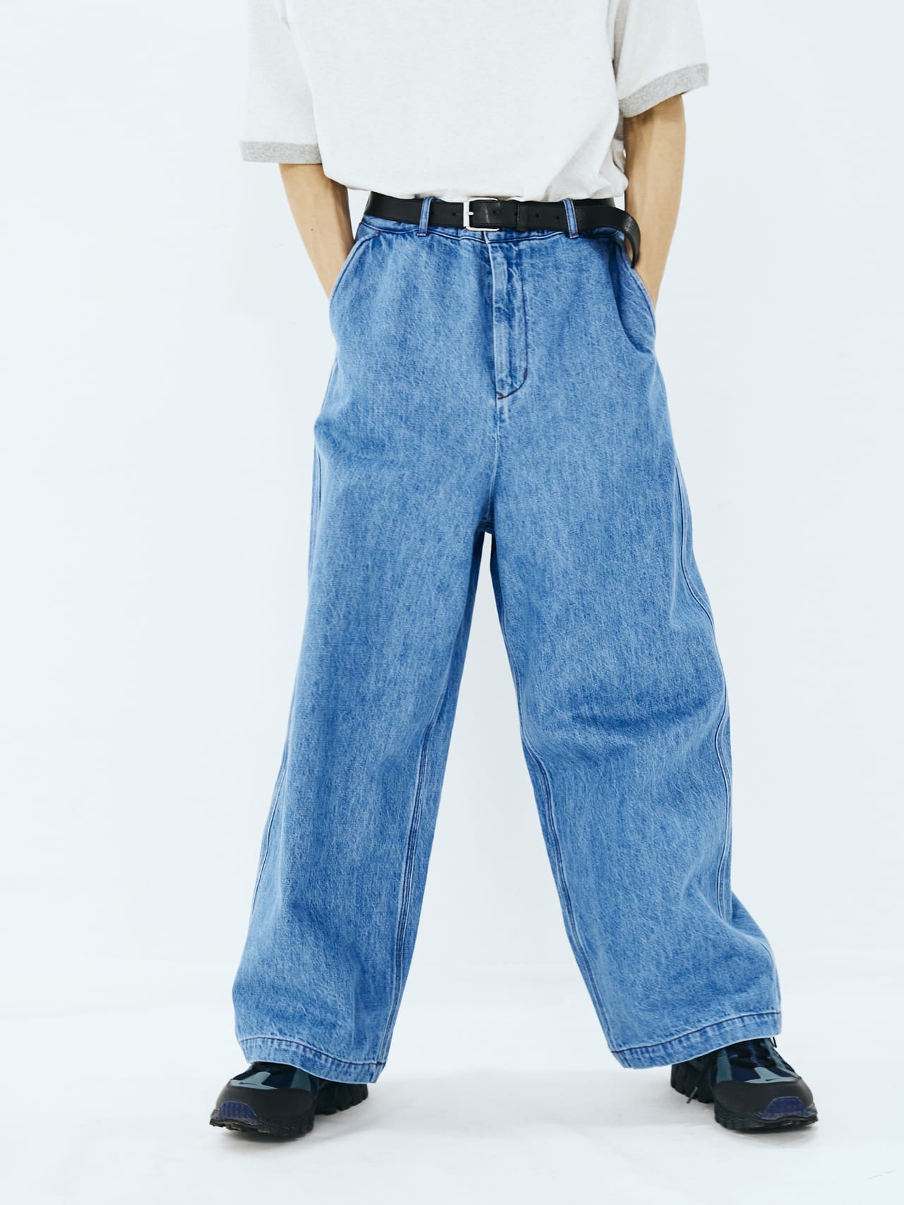 FARAHのジーンズ「Maximum Wide Straight Pants」とスニーカーの合わせ