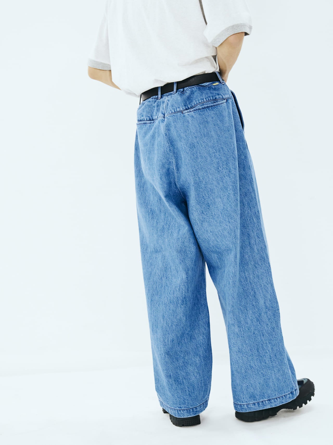 FARAHのジーンズ「Maximum Wide Straight Pants」とスニーカーの合わせ
