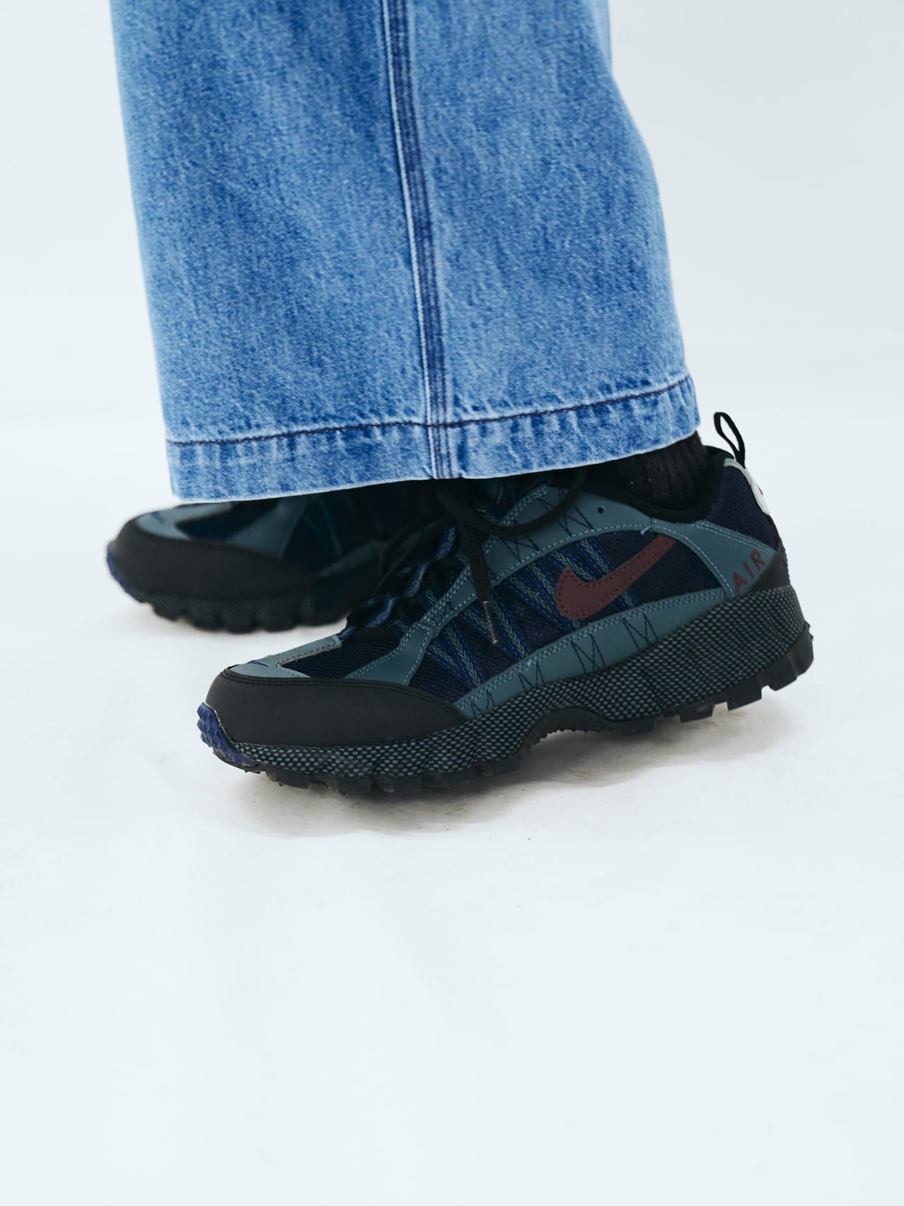 FARAHのジーンズ「Maximum Wide Straight Pants」とスニーカーの合わせの足もと