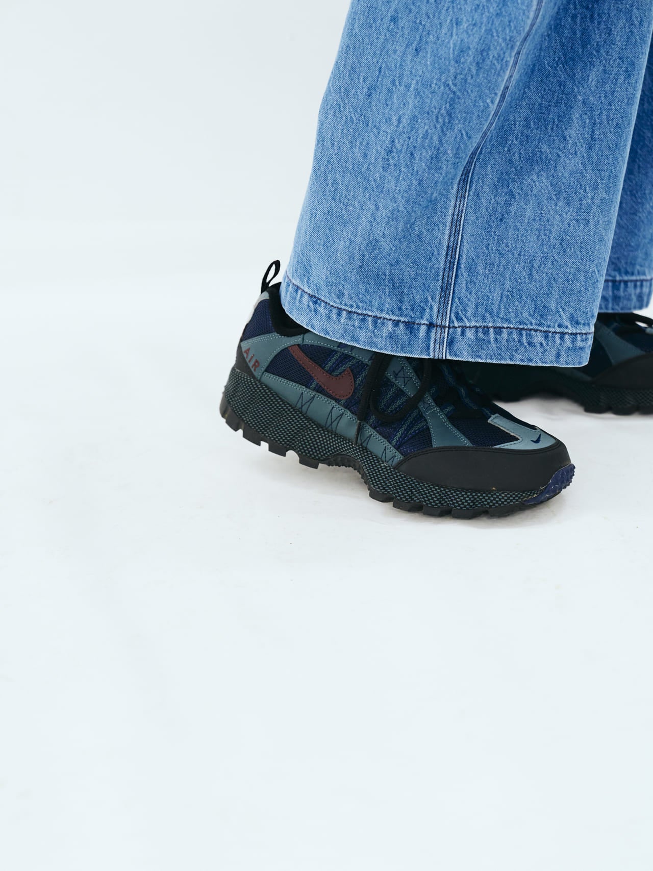FARAHのジーンズ「Maximum Wide Straight Pants」とスニーカーの合わせの足もと